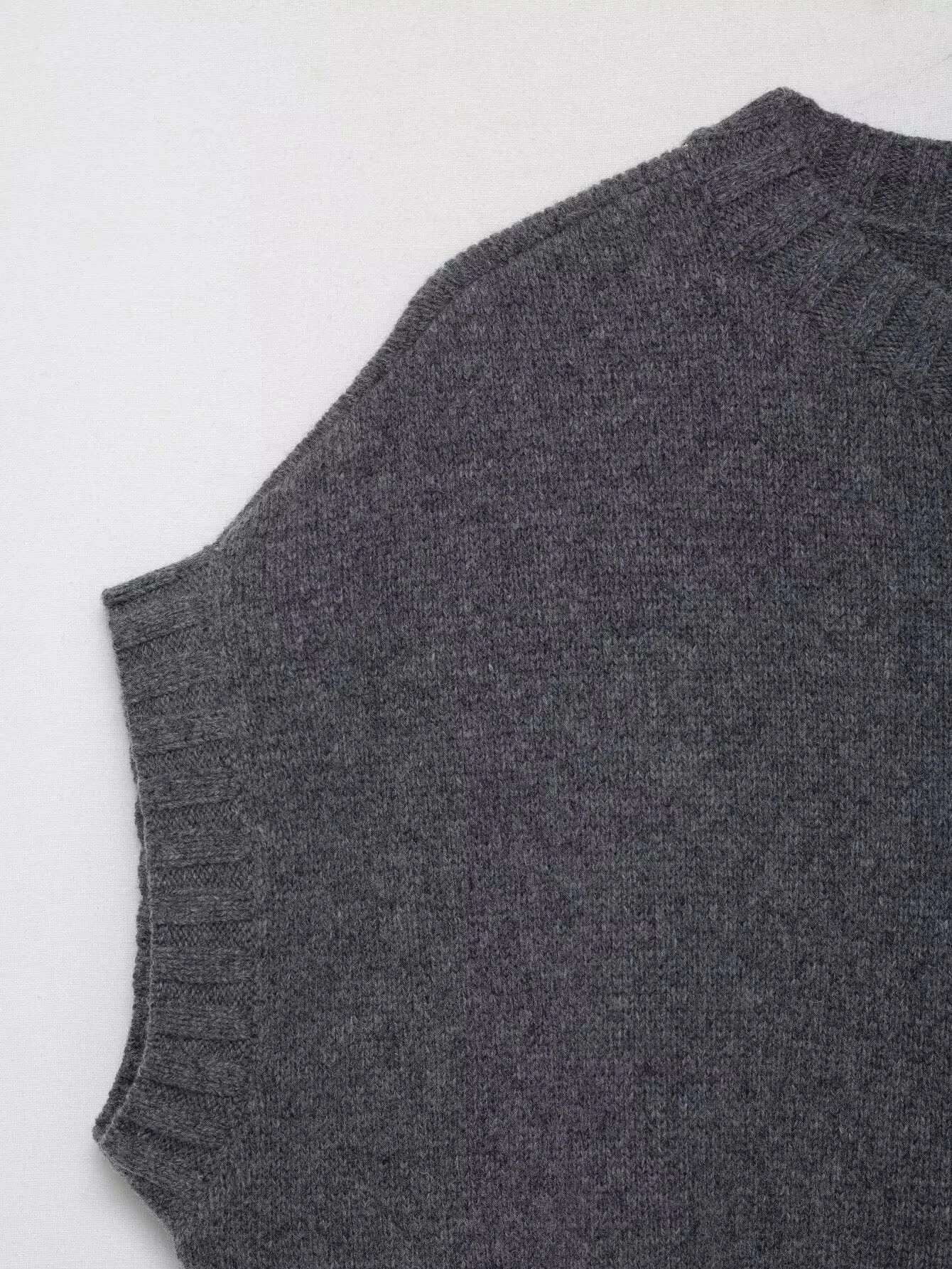 T-line Autumn  women's clothing  fashionable temperament , knitted round neck sleeveless vest (5 - 10 free delivery)