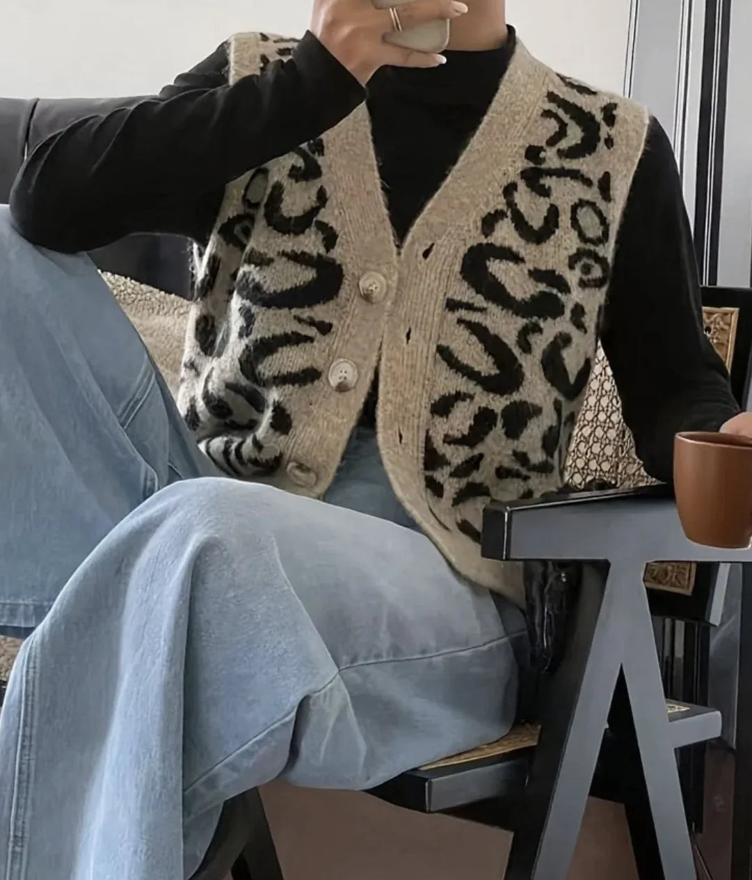 T-line Spring and summer new women's single-breasted V-neck leopard print sleeveless casual  vest knitted top(2 weeks delivery)