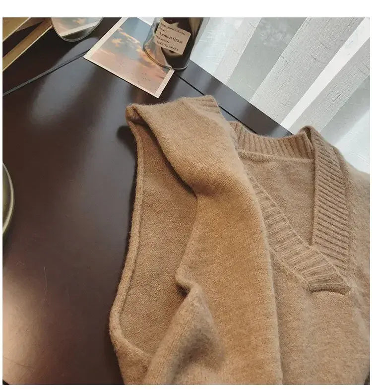 T-line Women's Korean Style V-neck Sweater vest Knit Vest Simple Preppy Style Loose Fit Outer Wear Stylish Clip-on Trendy Vest(2 weeks delivery)